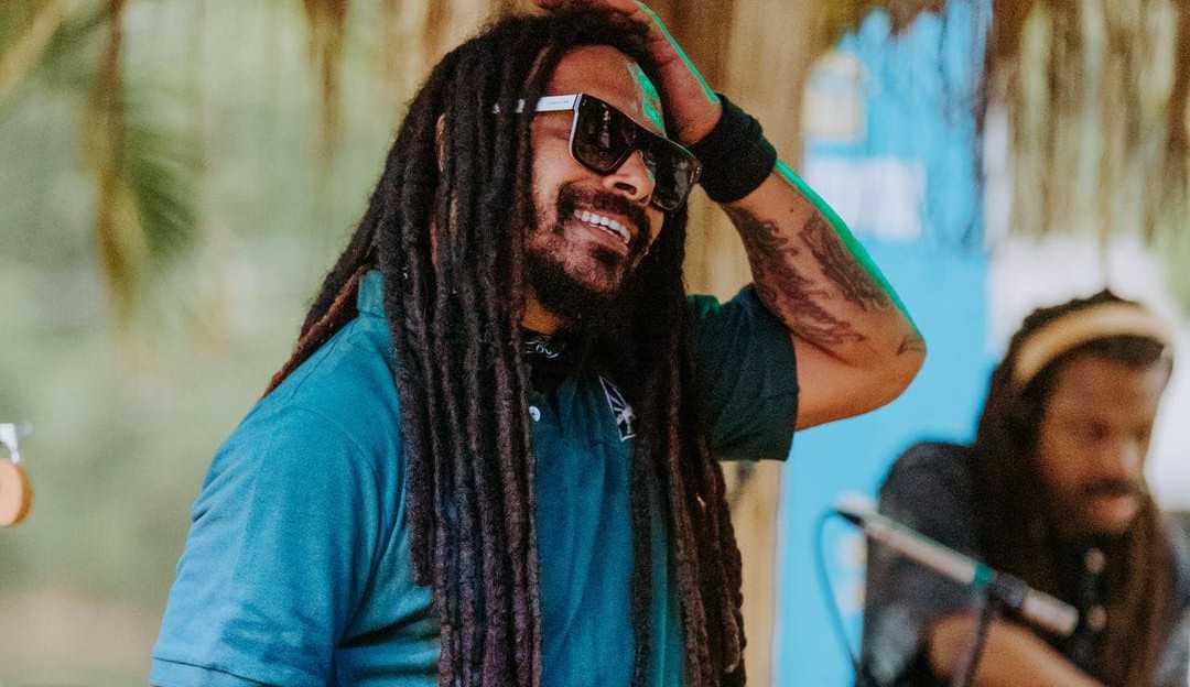 Cantor Marcelo Falcão tem prisão domiciliar decretada por não pagamento de pensão alimentícia