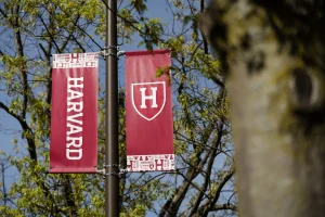 Justiça suspende decreto de Trump que impede alunos estrangeiros em Harvard
