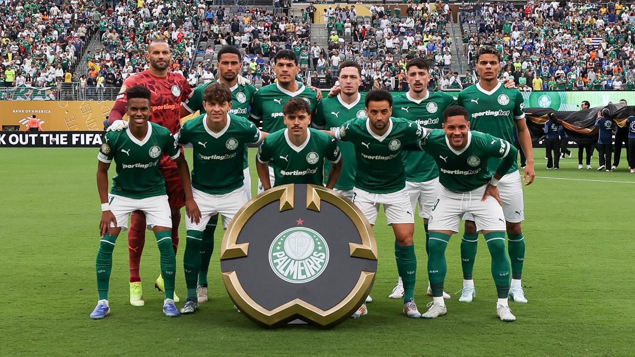 Jogadores do Palmeiras perfilados para a estreia da Copa do Mundo de Clubes | Reprodução/Cesar Greco/Palmeiras