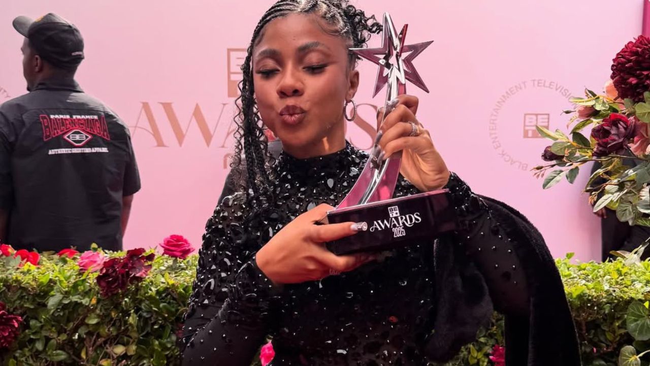 BET Awards 2025: Ajuliacosta vence como Artista Revelação Internacional