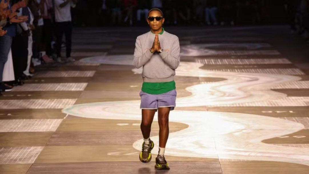 Pharrell Williams, diretor criativo da Louis Vuitton, na Semana de Moda de Paris
