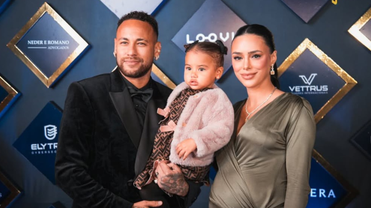 Neymar Jr, Bruna Biacardi e Mavie, posam para fotos no Leilão Beneficiente do Instituto Neymar Jr. |
Reprodução\Instagram\@brunabiacardi
