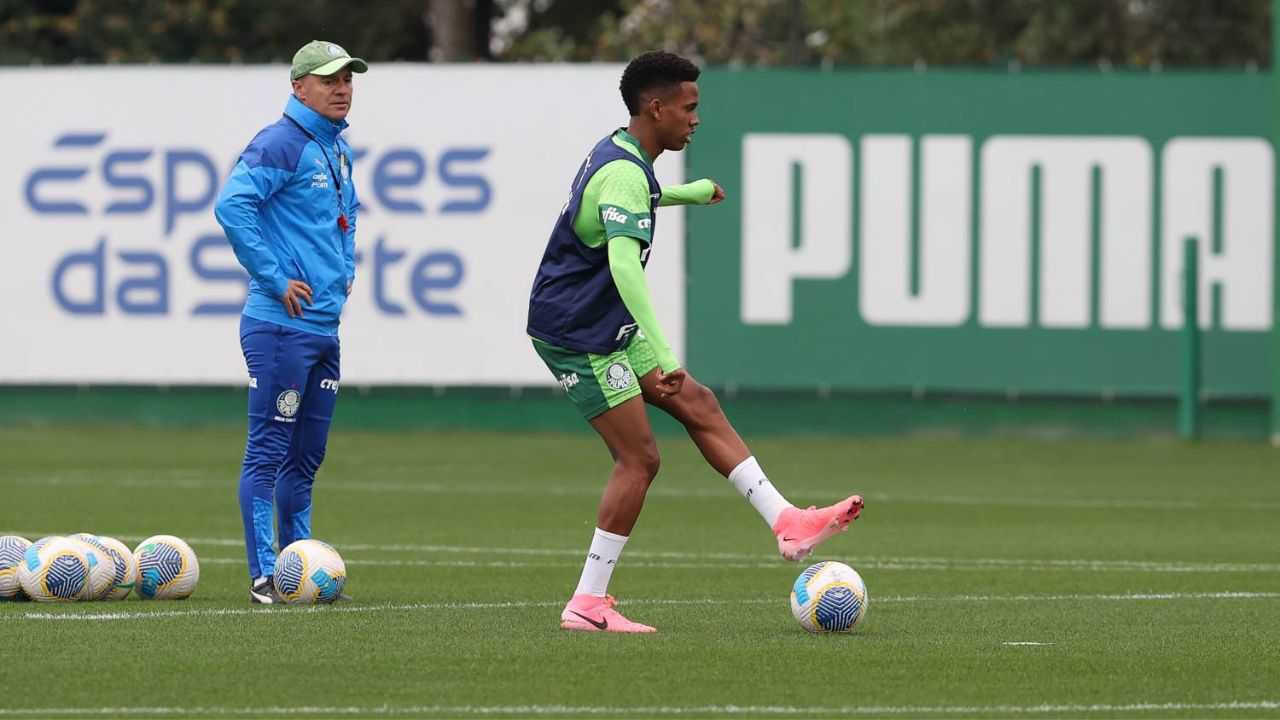 Estevão do Palmeiras durante treino do clube | Reprodução/X/@futebol_info