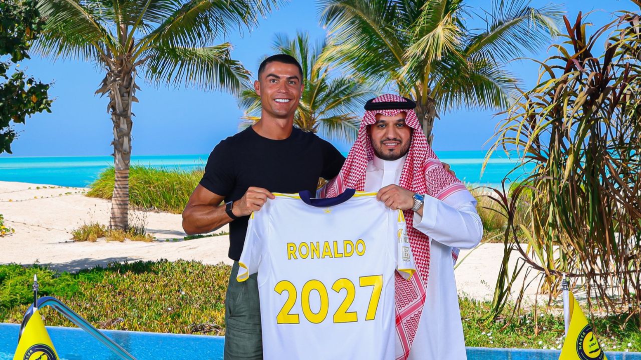 Cristiano Ronaldo com dono do clube após renovar o contrato |
Reprodução/X/@AlNassrFC_EN