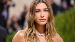 Hailey Bieber apaga menção de terapia em post e fãs supõem crise com Justin
