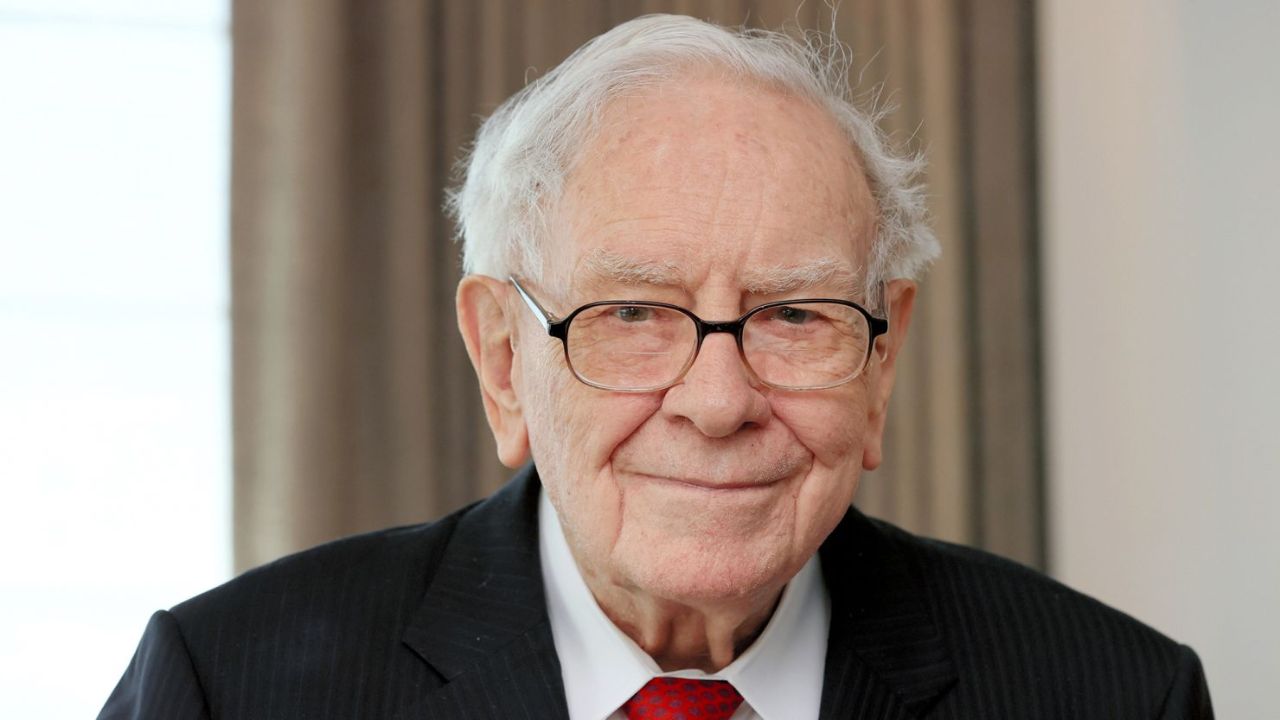 Investidor bilionário Warren Buffett, de 94 anos | Reprodução/Asahi Shimbun/Getty Imagens Embed