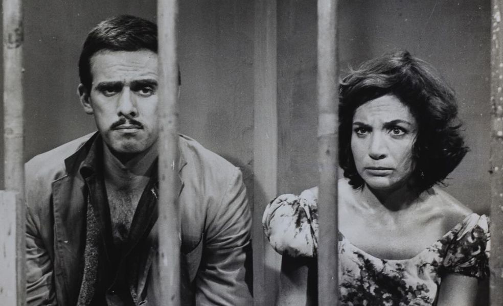 Francisco Cuoco ao lado de Nathalia Timberg numa cela em O Grande Teatro da TV Tupi