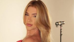 Virginia é cercado por fãs durante ato religioso
