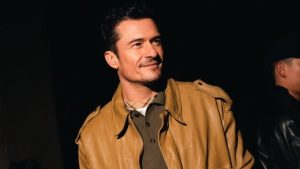 Orlando Bloom viaja sozinho após término com Katy Perry
