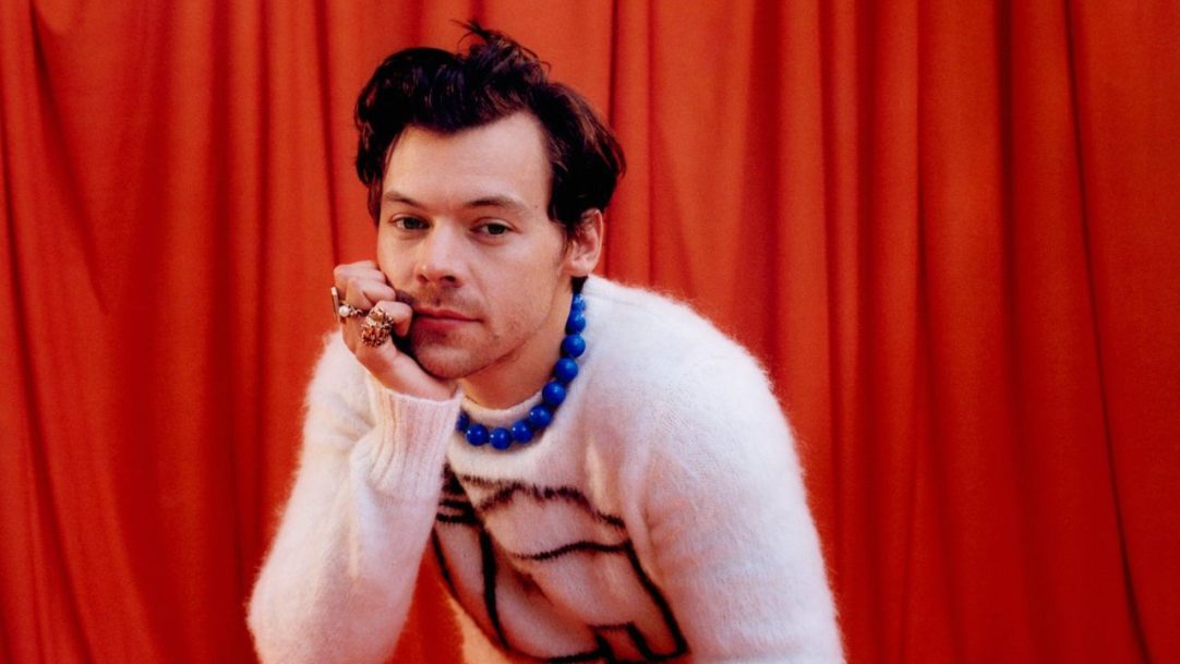 Harry Styles é flagrado beijando mulher misteriosa no Glastonbury Festival