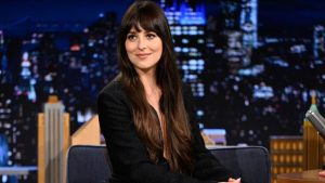 Dakota Johnson segue focada na carreira após separação de Chris Martin