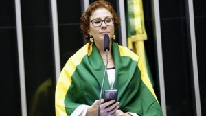 PF localiza Carla Zambelli na Itália e extradição pode ocorrer até sábado