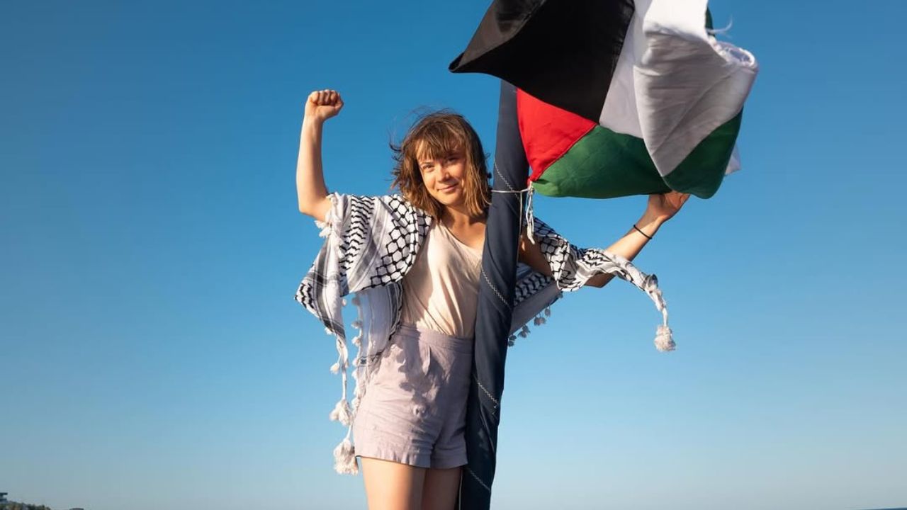 Greta Thunbergno barco com ajuda humanitária segurando a bandeira da Palestina |
Reprodução/Instagram/@gretathunberg