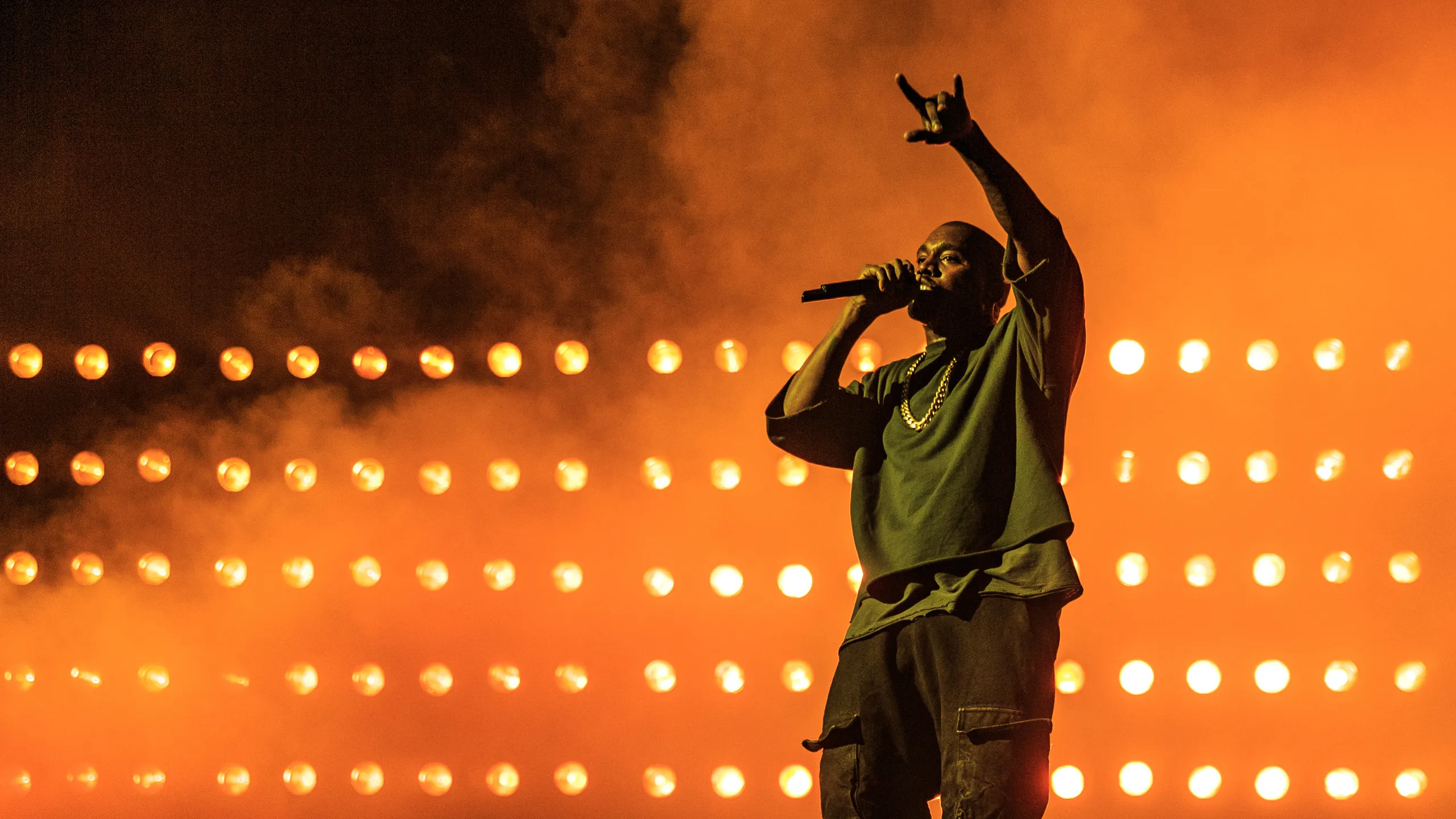 Kanye West se apresentando no iHeartRadio Music Festival | Reprodução: John Shearer/Billboard