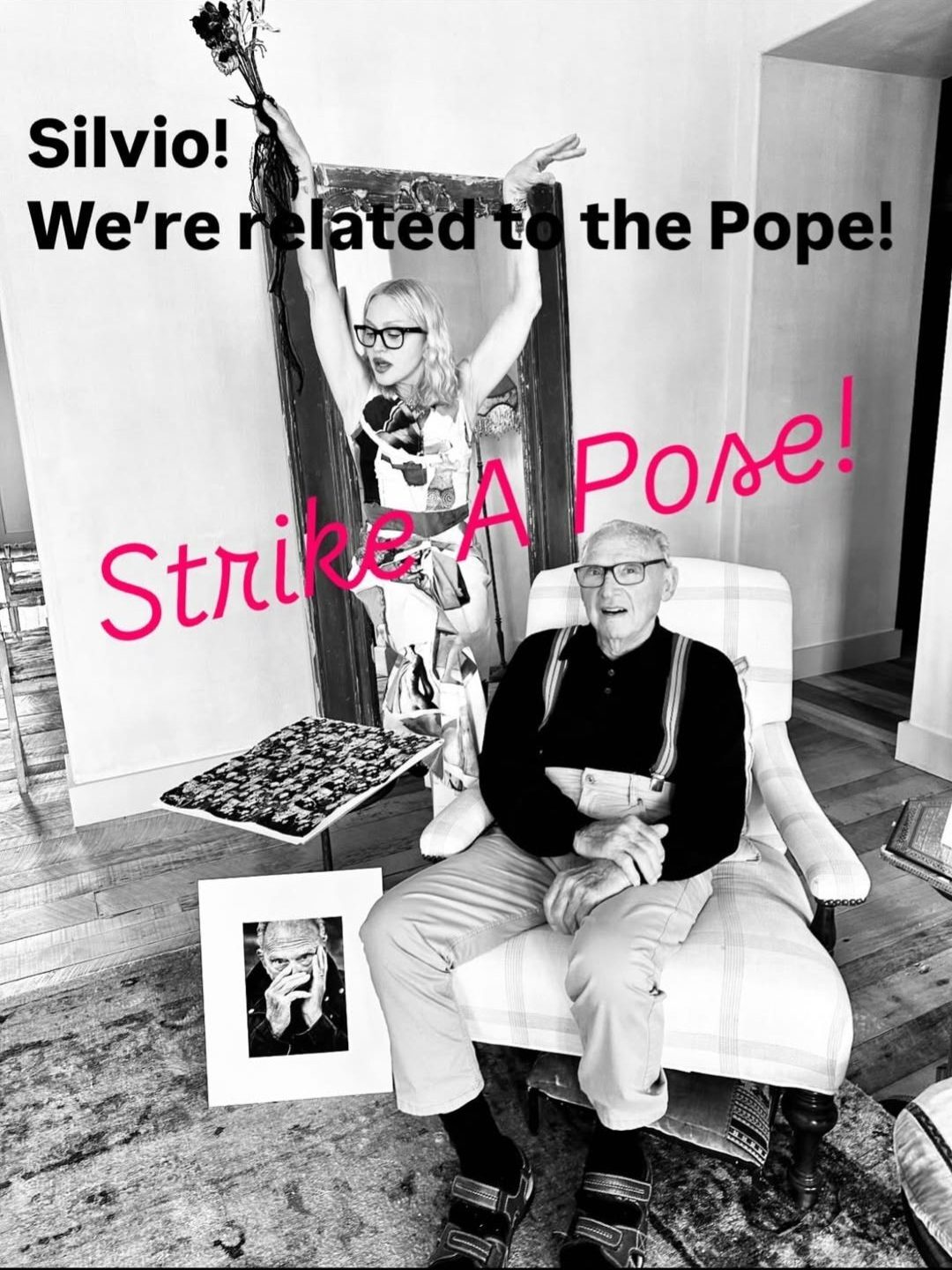 Madonna e seu pai com a escrita em inglês "Silvio! Nós somos parentes do Papa"