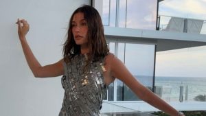 Hailey Bieber aposta em vestido tubinho cetim e resgata o glamour dos anos 2000