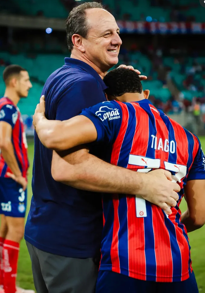 Jogadores do Bahia comemoram vitória em casa durante maratona de jogos que já soma 44 partidas em 2025.
