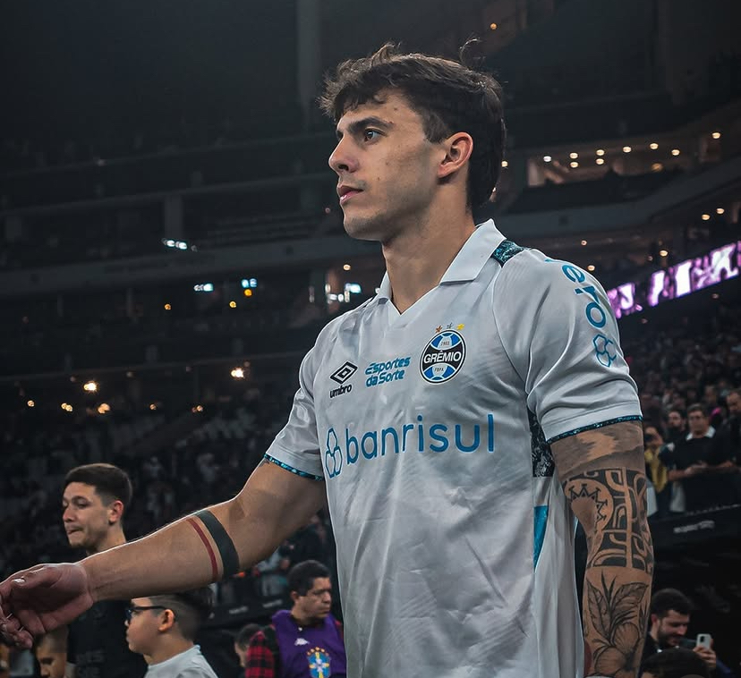 Felipe Carballo encerra empréstimo nos EUA e deve retornar ao Grêmio em julho, mas futuro no elenco principal ainda é incerto.