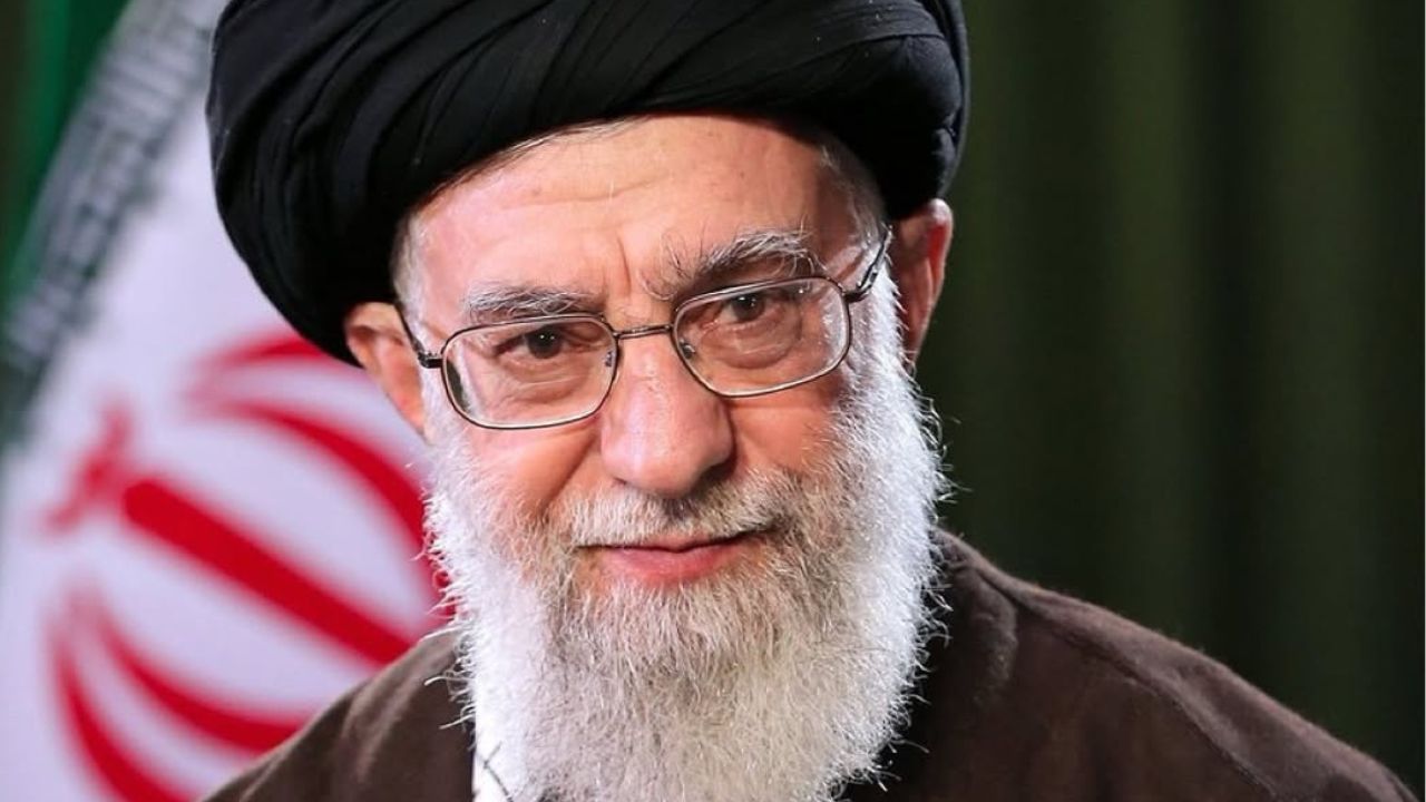 Ali Khamenei, líder do Irã, em frente a bandeira do país |
Reprodução/Instagram/@hilzfuld