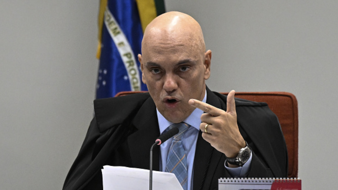 discursa durante audiências envolvendo o ex-presidente Jair Bolsonaro e seus associados, acusados de tentativa de golpe | Reprodução/Mateus Bonomi/Anadolu/Getty Images Embed