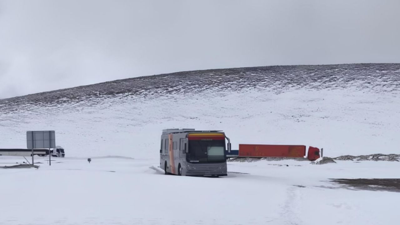 Ônibus onde estavam turistas brasileiros, parado na estrada devido à nevasca | Reprodução/Instagram @Ejercito_Chile)