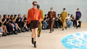 Saint Laurent resgata silhuetas leves e descontraídas na Paris Fashion Week masculina
