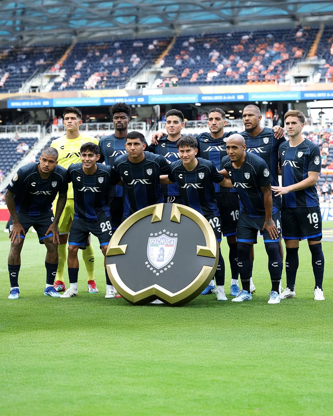 Time do Pachuca posa para foto antes da partida