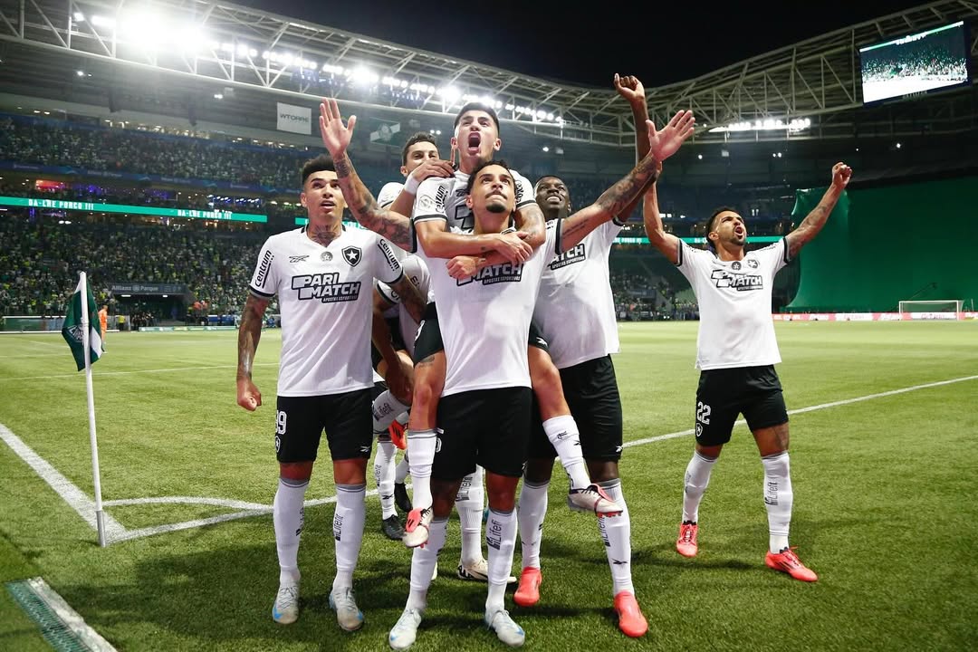 Botafogo comemora vitória diante do Palmeiras no Allianz 
