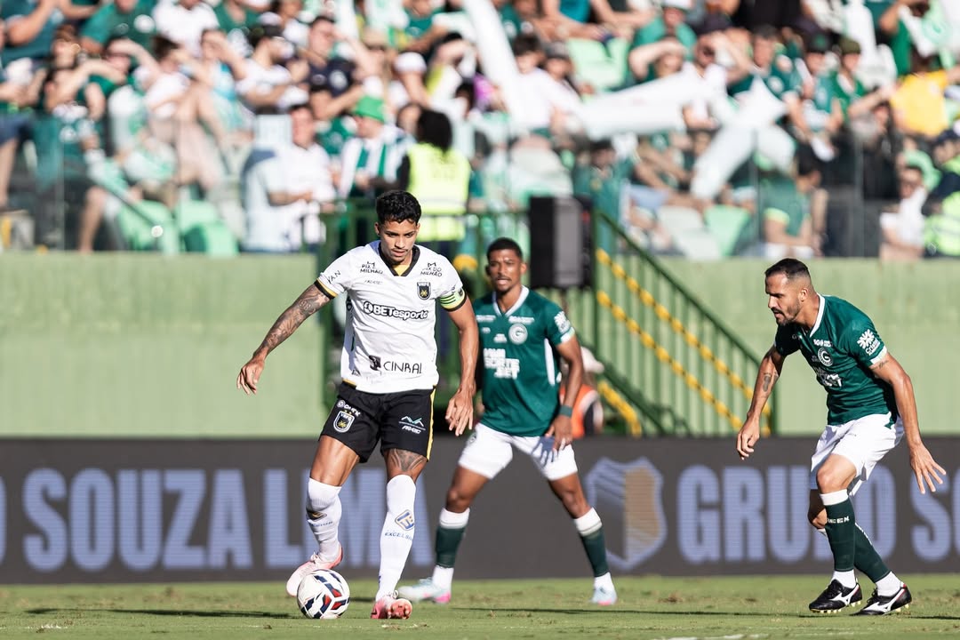 Jogadores em campo durante partida da Série B