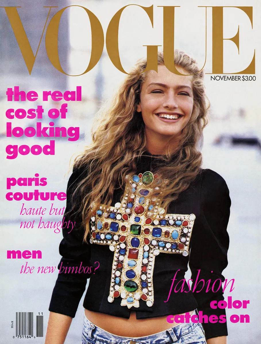 Capa da revista Vogue estampa a modelo Michaela Bercu
