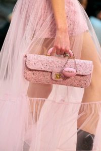 Look Rosa outono inverno 2025/26 Chanel