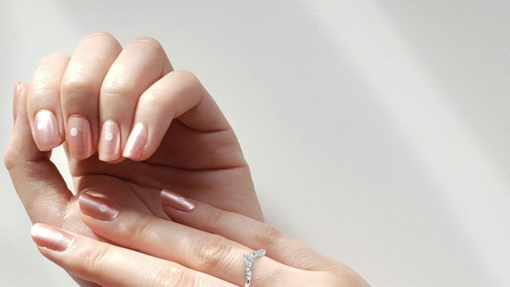 Unhas de vidro trazem frescor e graça nesta temporada