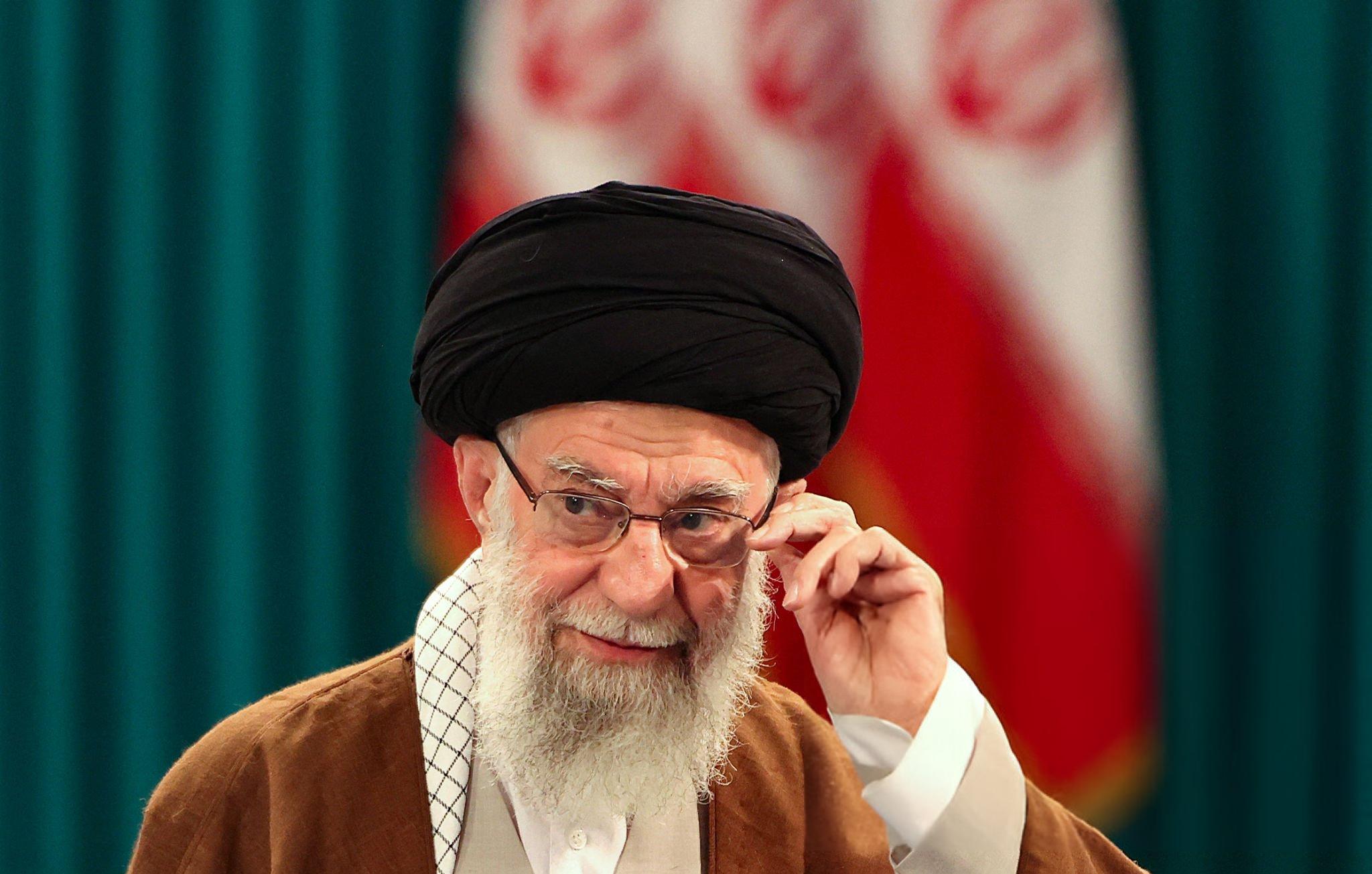 Ayatollah Ali Khamenei, líder supremo do Irã | Reprodução/ATTA KENARE/Getty Images Embed