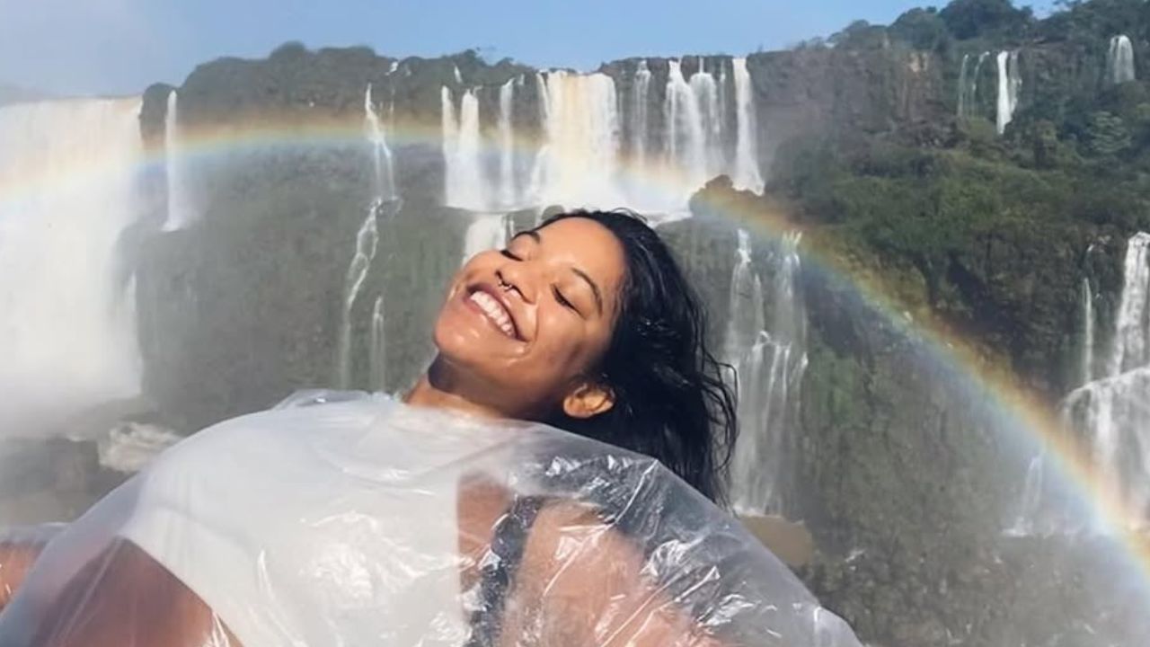 Juliana Marins em momento de contemplação nas Cataratas do Iguaçu, registrado em julho de 2023 | Reprodução/Instagram/@ajulianamarins