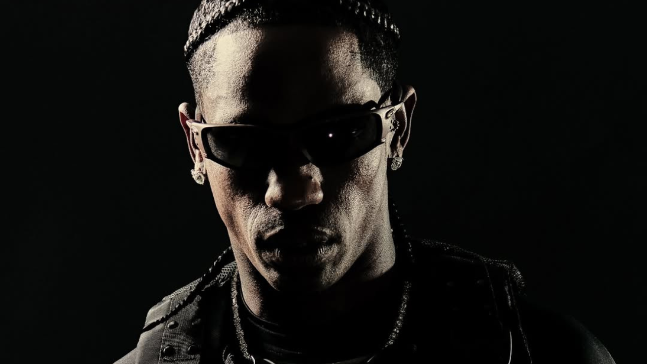 Travis Scott em parceria com Oakley | reprodução/Instagram/@oakley