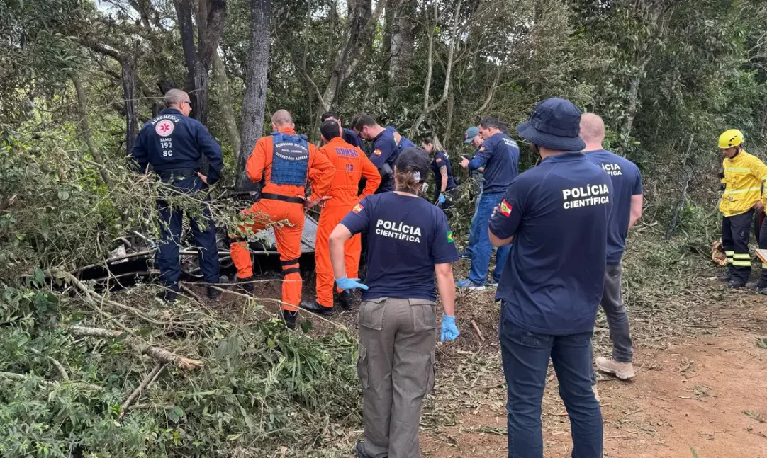 Corpo de Bombeiros Militar de Santa Catarina no local do acidente 