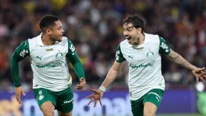 Palmeiras vence o Fluminense de virada no Maracanã e se mantém na briga pelo Brasileirão