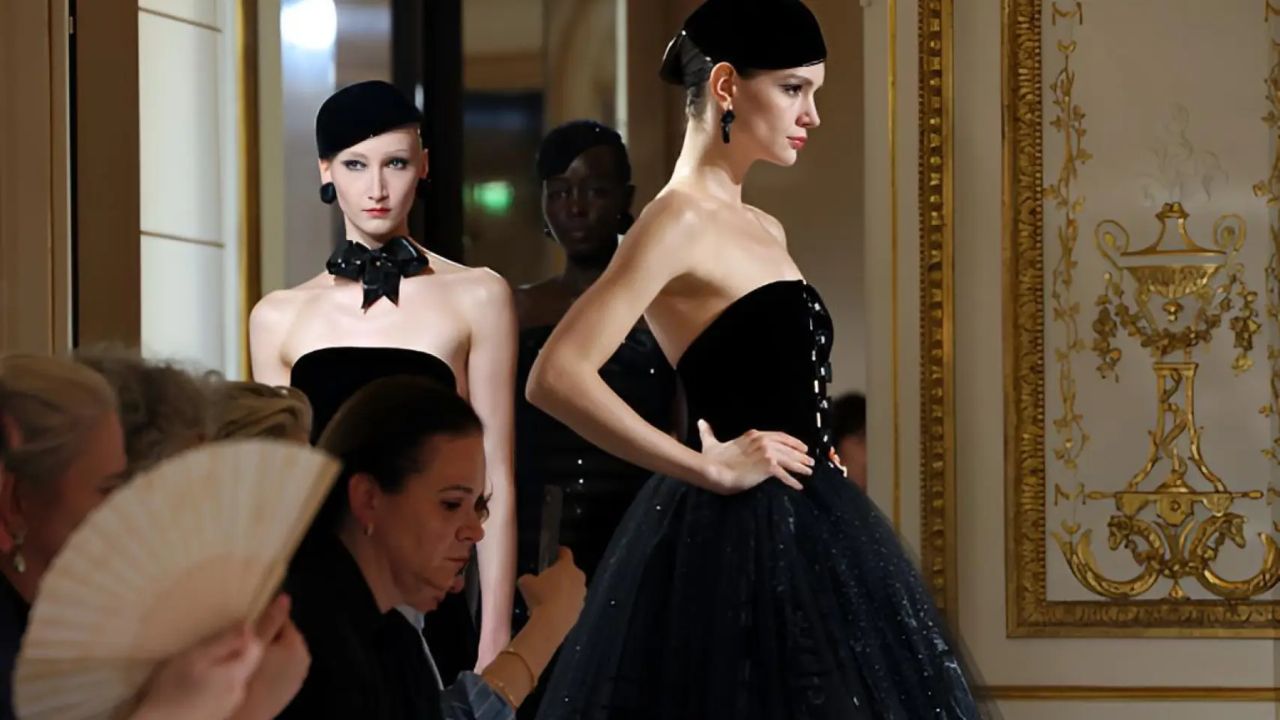 Desfile da nova coleção Noir Séduisant por Armani Privé | Reprodução/Pascal Le Segretain/Getty Images Embed