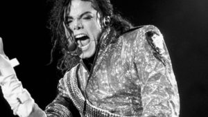 Cinebiografia de Michael Jackson enfrenta regravações e polêmicas