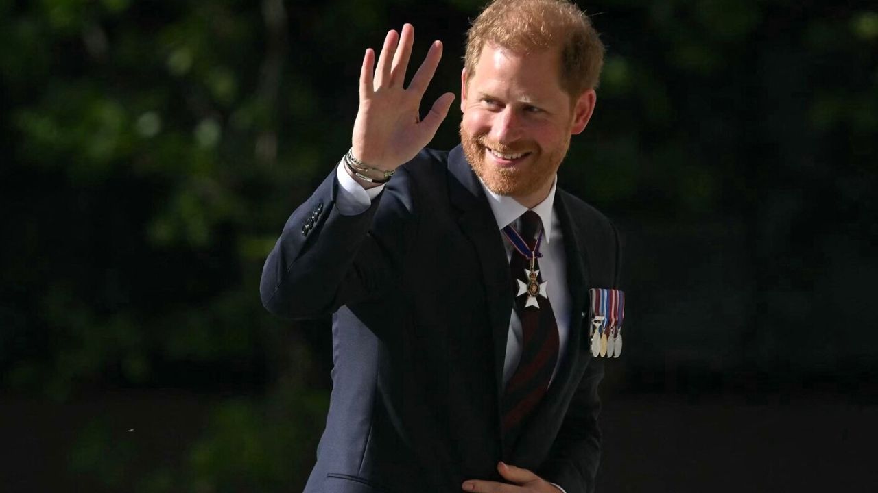 Príncipe Harry tenta reconciliação e compartilha agenda com Charles 3º e William