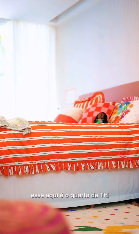 Giovanna Ewbank mostrando o quarto da filha Titi