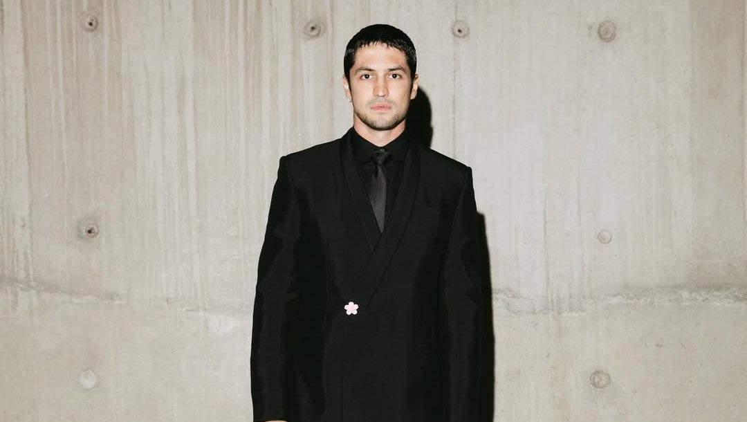Gabriel Leone usa look da Louis Vuitton em cerimônia do Prêmio Grande Otelo