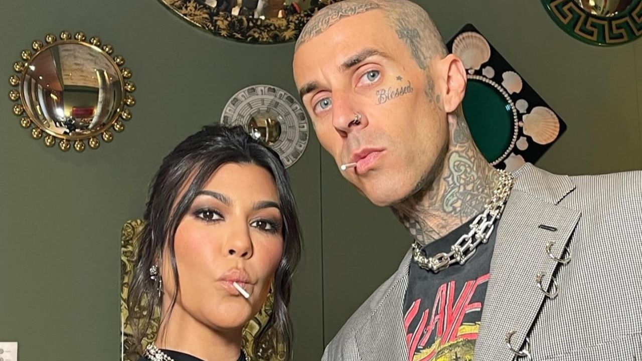Kourtney e Travis em foto para Instagram | Reprodução/Instagram/@kourtneykardash