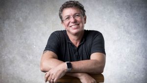 Boninho envolve seguidores na escolha do apresentador de novo reality show