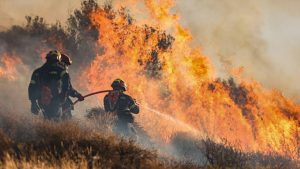 Incêndios avançam em Creta e milhares são transferidos dos locais de risco