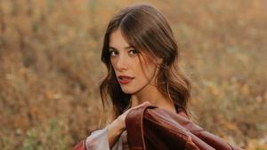 Caroline Dallarosa estreia na literatura com romance multisensorial “De Coração”