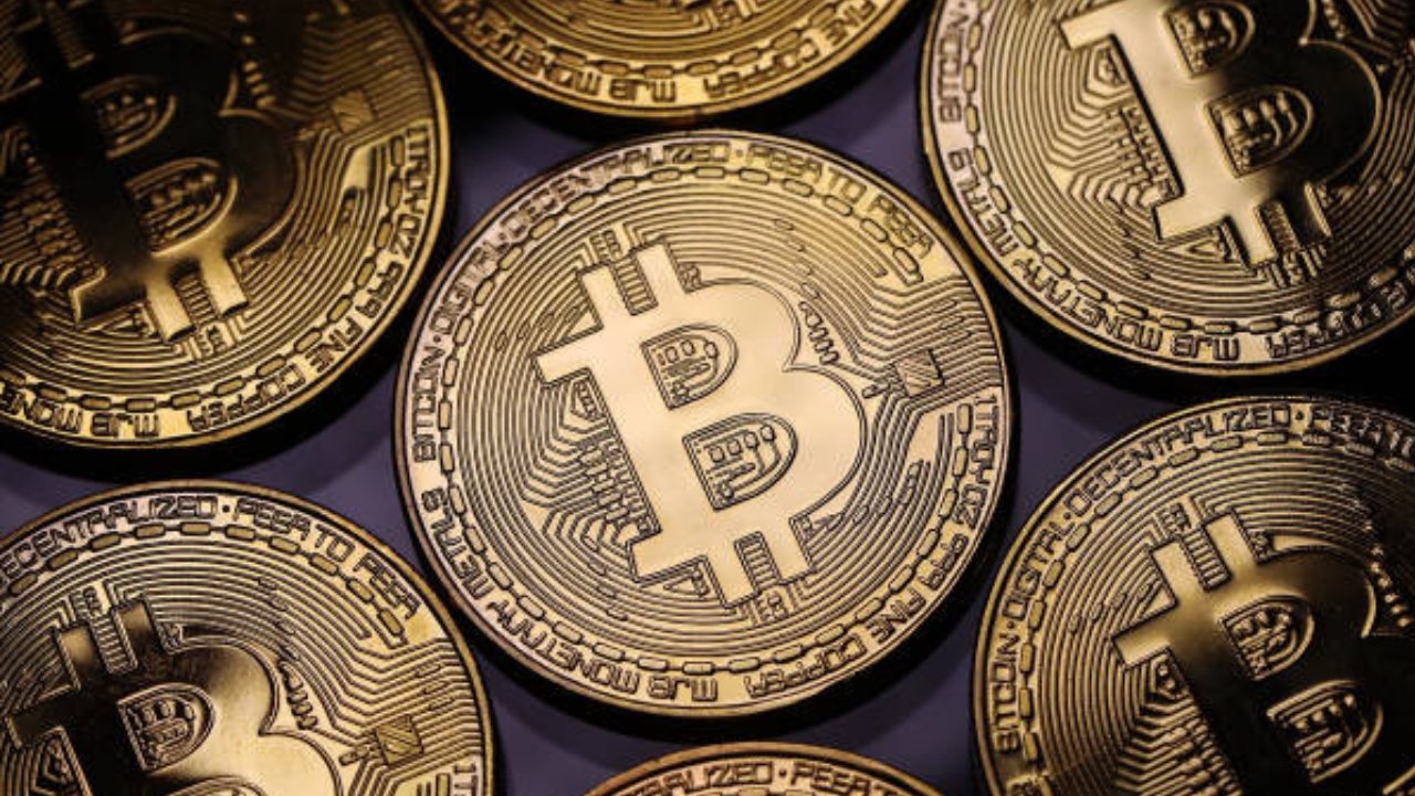 Criptomoeda Bitcoin opera em queda após alcançar máxima histórica | Reprodução/Dan Kitwood/Getty Images Embed