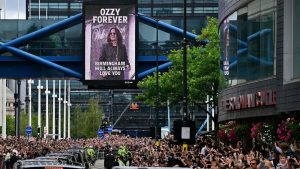 Fãs lotam as ruas em despedida à Ozzy Osbourne