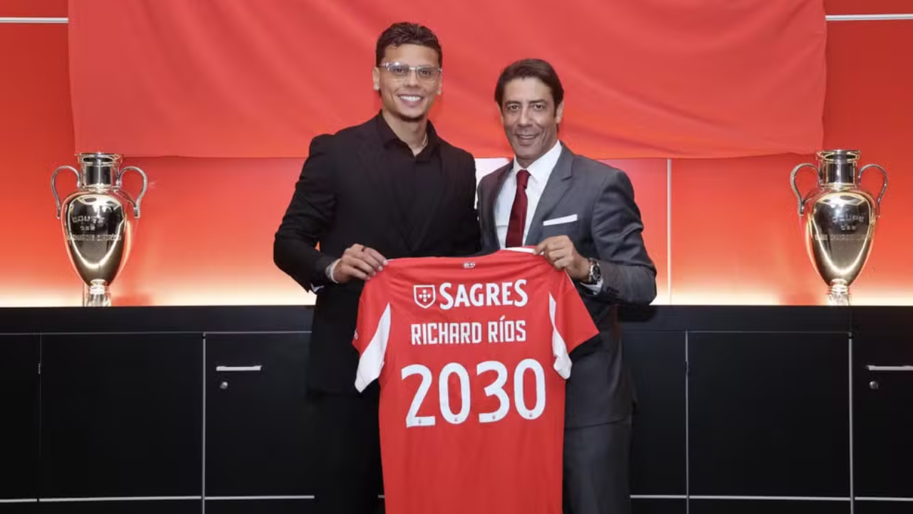 O voltante assinou até 2030 com o clube português | Reprodução/Instagram/@slbenfica