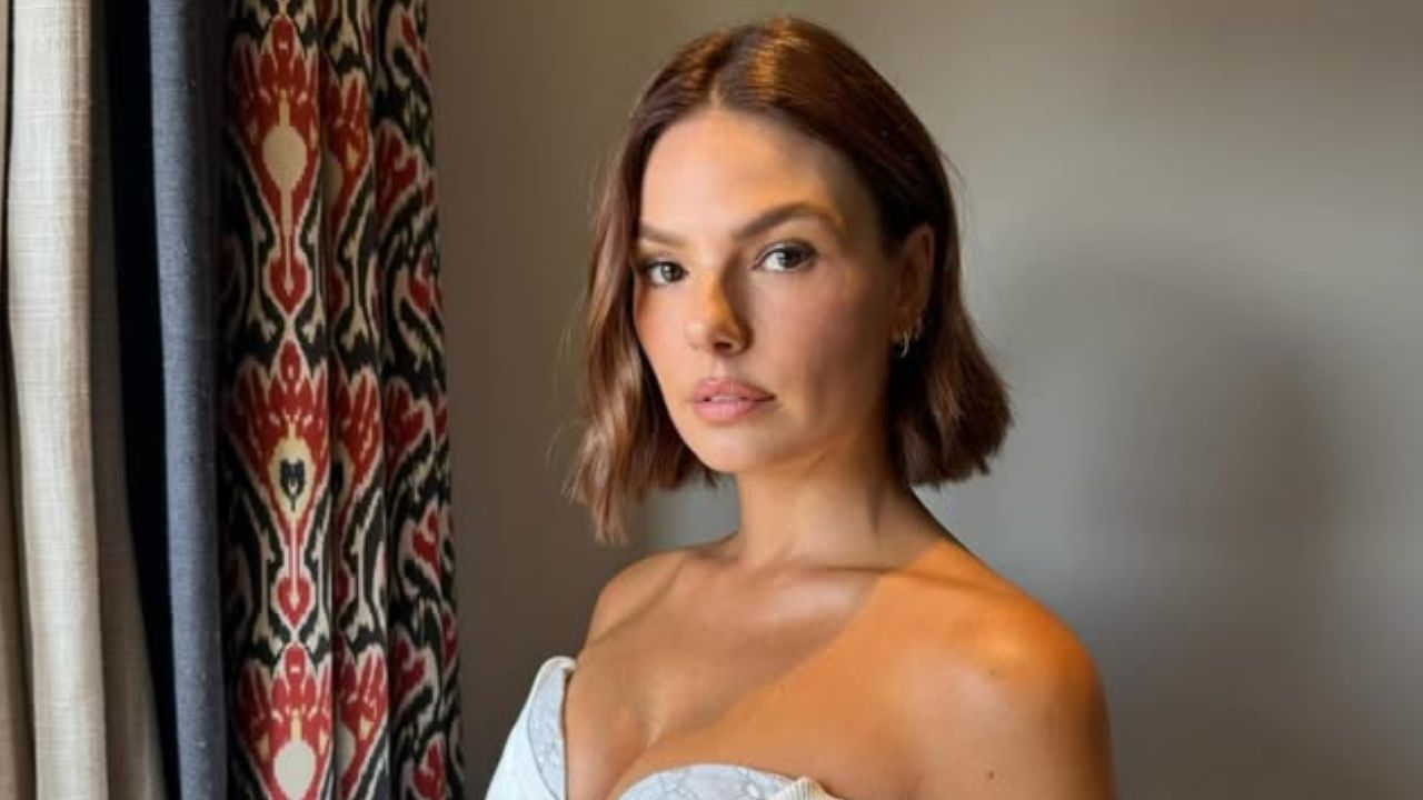 Isis Valverde responde com quem deixa seu filho quando está viajando